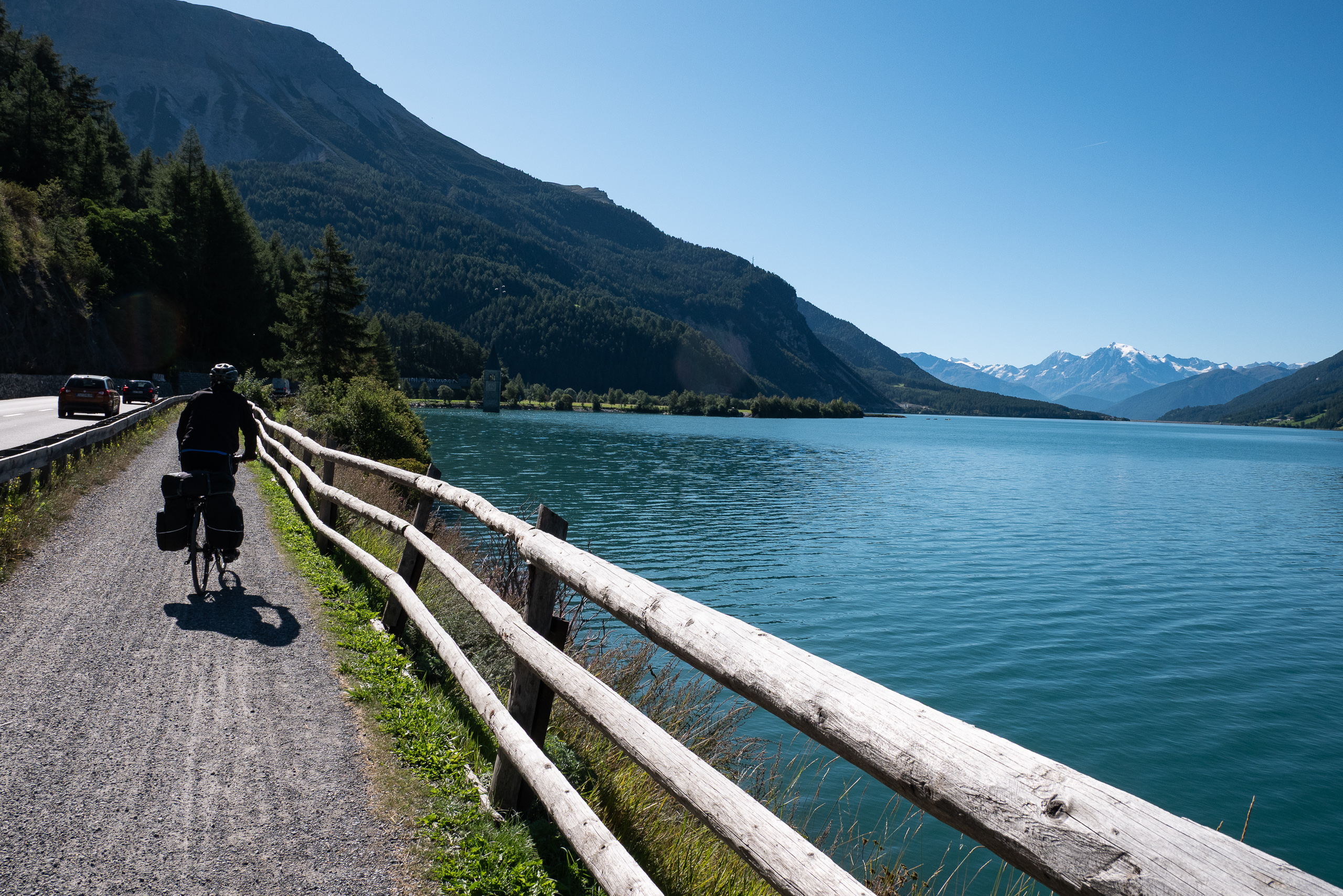Am Reschensee entlang – hinten der Ortler, im Wasser der Kirchturm